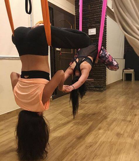 जिस तरह से पिलाटे के दौरान हवा में रहना होता है ठीक वैसे ही इस ट्रेनिंग में होता है. फोटोः इंस्टाग्राम