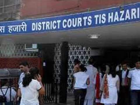 तीस हजारी कोर्ट के बाहर फायरिंग, विचाराधीन कैदी को मारी गोली तीस हजारी कोर्ट के बाहर फायरिंग, विचाराधीन कैदी को मारी गोली