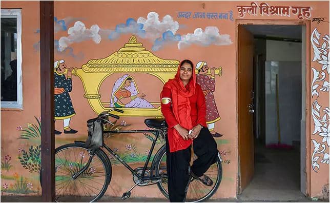 मंजू देश की पहली ऐसी महिला हैं जो रेलवे स्टेशन पर कुली का काम करती हैं. मंजू के तीन बच्चे हैं और वो कमाने वाली घर की अकेली सदस्य हैं. ऐसे में आप अंदाजा लगा सकते हैं कि किस मुश्किल से मंजू अपने परिवार का गुजर बसर करती होंगी. (तस्वीर-पीटीआई)