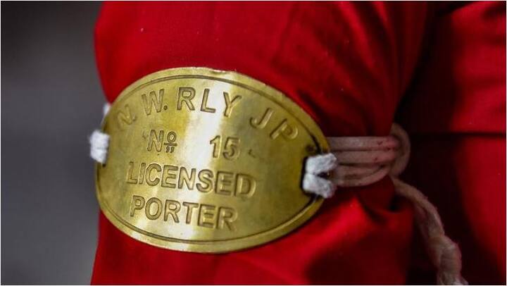 हालांकि रेलवे स्टशन पर एक भी महिला कुली ना होने के कारण बिल्ला मिलने में थोड़ी मुश्किल तो हुई लेकिन मंजू की जिद के आगे किसी की एक ना चली और आखिर में मंजू ने बिल्ला हासिल कर लिया. हाल ही में मंजू ने मीडिया को दिए एक इंटरव्यू में कहा था कि बच्चों को खिलाने का बोझ उठाने के सामने यात्रियों के सामान का बोझ कुछ भी नहीं है. (तस्वीर-पीटीआई)