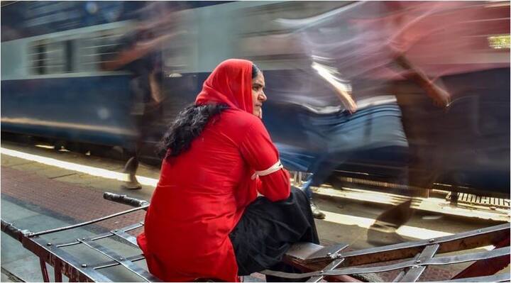 लाइसेंस मिलने के बाद मंजू को सबसे बड़ी मुश्किल यूनिफार्म बनाने में आई. धीरे धीरे मंजू ने इस समस्या का हल निकाल लिया. उन्होंने खुद ही अपनी यूनिफार्म सिल ली. मुश्किलों से लड़ने की यह मिसाल की चर्चा आज पूरे देश में हो रही है. (तस्वीर-पीटीआई)