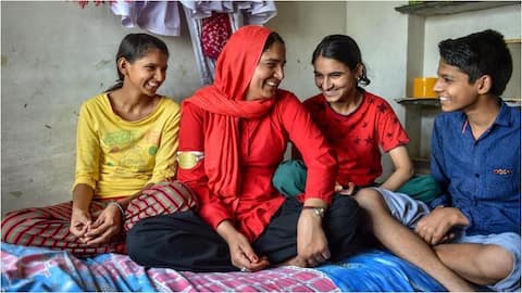 In Pics: देश की पहली महिला कुली मंजू देवी की जिंदगी के ये हैं अनछुए पहलू In Pics: देश की पहली महिला कुली मंजू देवी की जिंदगी के ये हैं अनछुए पहलू