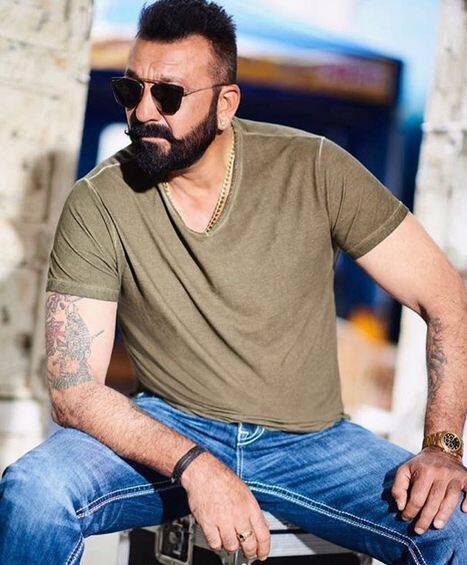 संजय दत्त और रेहा- रेहा संजय दत्ता की दूसरी पत्नी थी. संजय दत्त को उनसे प्यार हो गया था. तलाक के बाद संजय दत्त को बहुत सफर करना पडा था. जबकि संजय दत्त अपने तलाक के लिए जिम्मेदार नहीं थे. रिपोर्ट्स के मुताबिक, आज भी संजय दत्त उनके बिल्स भरते हैं. यहां तक की एलीमनी में संजय दत्त को उन्हें 8 करोड़ रूपए देने हैं जिसके साथ महंगी और लग्जरी कार भी शामिल है. फोटोः इंस्टाग्राम