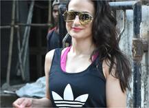 सैलून से निकलते वक्त कैमरे में कैद हुईं एक्ट्रेस अमीषा पटेल, देखें तस्वीरें