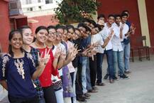 इलाहाबाद रीजन में भी लड़कों से आगे रहीं लड़कियां, कामयाब छात्रों ने मनाया जश्न