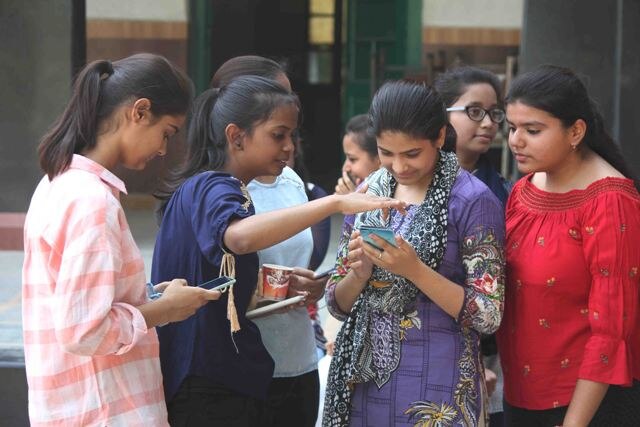 इलाहाबाद रीजन में भी लड़कों से आगे रहीं लड़कियां, कामयाब छात्रों ने मनाया जश्न