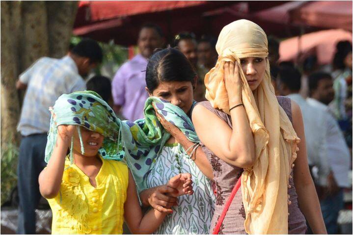गर्मी के मौसम में पसीने, धूल, प्रदूषित हवा, धुएं से त्वचा पर असर पड़ता है. गर्मी का मौसम पसीने की समस्या लेकर आता है. ऐसे में चेहरे को लाइट क्लींजर के साथ दिन में कम से कम दो बार धोना चाहिए. खासकर रात में चेहरा धोना बेहद जरूरी है, ऑयली स्किन वाले लोगों के लिए यह सलाह है कि वे अपने चेहरे को कई बार धोएं. त्वचा पर हल्के, हाइड्रेटिंग क्लींजर और लोशन का इस्तेमाल किया जाना चाहिए. (तस्वीर-ट्विटर)