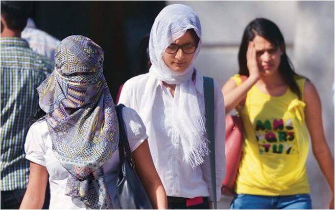  गर्मी के मौसम में त्वचा में नमी को बरकरार रखना जरूरी है. अगर आपकी त्वचा ऑयली तो नमी की सही मात्रा के अभाव में आपके बॉडी के ऑयल ग्लेंड्स की गतिविधि बढ़ जाती है. इसके अलावा, सूर्य की हानिकारक किरणों से त्वचा पर दाग-धब्बे पड़ सकते हैं. इसका रंग काला पड़ सकता है और सभी तरह की त्वचा के लिए समस्या पैदा हो सकती है, इसलिए पानी खूब पिएं और सही मॉइश्चराइजर लगाएं. (तस्वीर-ट्विटर)