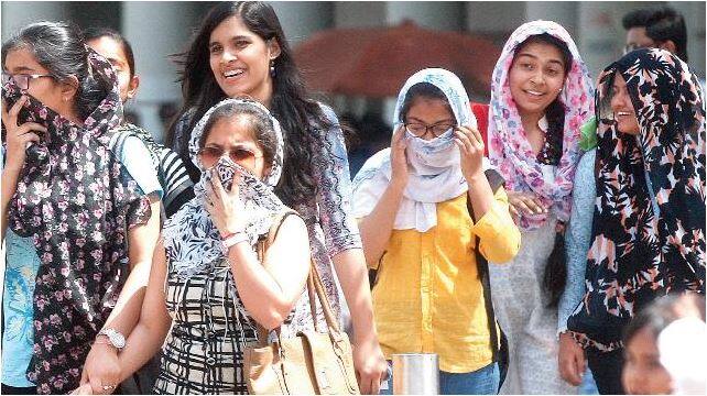 फेशियल ऑयल आपकी त्वचा के लिए सही साबित होते हैं. यह सभी तरह की त्वचा पर काम करता है और इसे लगाना भी आसान है. गर्मी के मौसम में नैचुरल सीड ऑयल्स की मौजूदगी वाले लाइटवेट फेशियल ऑयल का इस्तेमाल करें. (तस्वीर-ट्विटर)