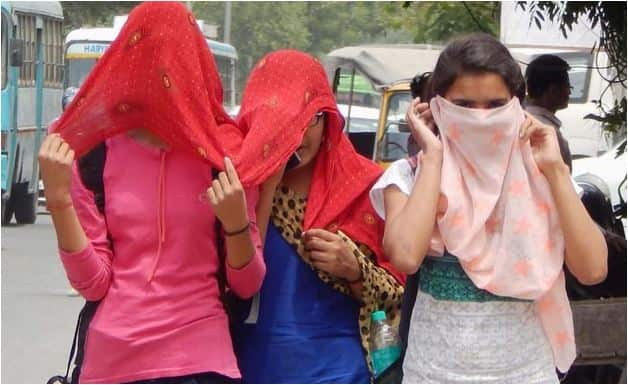 जहां त्वचा को रोजाना अच्छी तरह से साफ करने से धूप से हुए नुकसान का मुकाबला करने में मदद मिलती है, वहीं हफ्ते में एक बार फेस मास्क से आपकी त्वचा को तरोताजा बनाए रखने की जरूरत पूरा करता है. खीरे, शहद, दही और तरबूज के साथ घर पर ही अपना मास्क तैयार किया जा सकता है. (तस्वीर-ट्विटर)