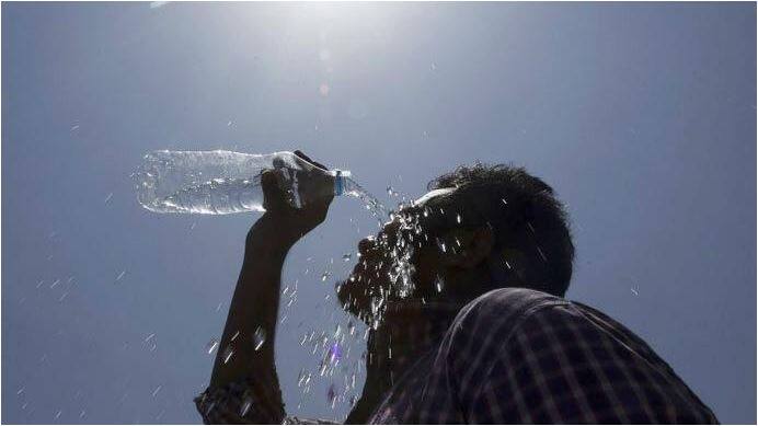 गर्मी अपने चरम पर है. ऐसे में त्वचा को खास देखभाल की जरूरत होती है. त्वचा में चमक बनाए रखने के लिए सही फेशियल ऑयल और टैनिंग से बचाव के लिए सनस्क्रीन का इस्तेमाल करने की सलाह दी जाती है. गर्मी में त्वचा की देखभाल के एक्सपर्ट मोहित नारंग ने यह सुझाव दिए हैं (तस्वीर-ट्विटर)