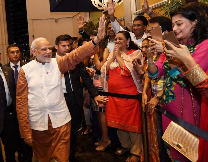 Indonesia's Indian community give enthusiastic welcome to pm modi in Jakarta रमजान के दौरान सबसे बड़े मुस्लिम देश इंडोनेशिया में पीएम मोदी, इस्तिकलाल मस्जिद का करेंगे दौरा