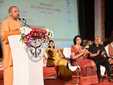 उत्तर प्रदेश के मुख्यमंत्री योगी आदित्यनाथ ने मंगलवार को हाईस्कूल एवं इंटरमीडिएट के मेधावी छात्रों को सम्मानित किया. छात्राओं की प्रशंसा करते हुए योगी ने कहा कि यदि इन्हें मौका मिले तो ये अपनी प्रतिभा से देश को नई दिशा दे सकती हैं.