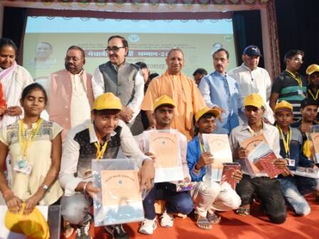 इस मौके पर योगी ने कहा कि प्रधानमंत्री ने 'बेटी बचाओ बेटी पढ़ाओ का नारा' दिया. मेरिट में 35 लड़के जबकि 62 बालिकाएं हैं. बालिकाएं ज्यादा मेहनती हैं, अगर उन्हें मौका दिया जाए तो वे राष्ट्र को नई दिशा दे सकती हैं.