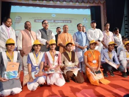 सीएम ने कहा कि युवा परिश्रम करें लेकिन तनावमुक्त होकर. क्योंकि तनाव में रहकर लक्ष्य नहीं पाया जा सकता है. तनावमुक्त होकर परीक्षा की तैयारी करें. अपनी बुद्घि विवेक से काम करें तब अच्छा परिणाम आएगा.