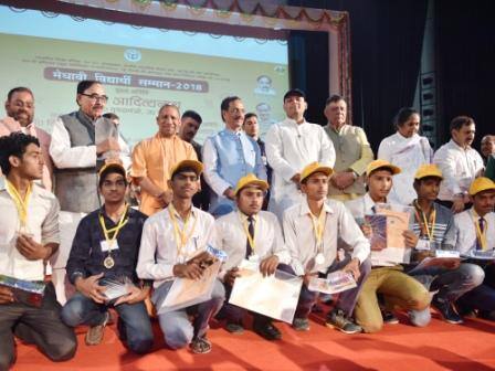 मुख्यमंत्री ने भरोसा दिलाया कि किसी छात्र को जेल नहीं भेजा जाएगा, लेकिन नकल गिरोह को छोड़ा भी नहीं जाएगा. उन्होंने कहा कि आगे की परीक्षा भी सरल होगी, अपने पर विश्वास कीजिए, मेहनत कीजिए, सफलता आपके कदम चूमेगी.