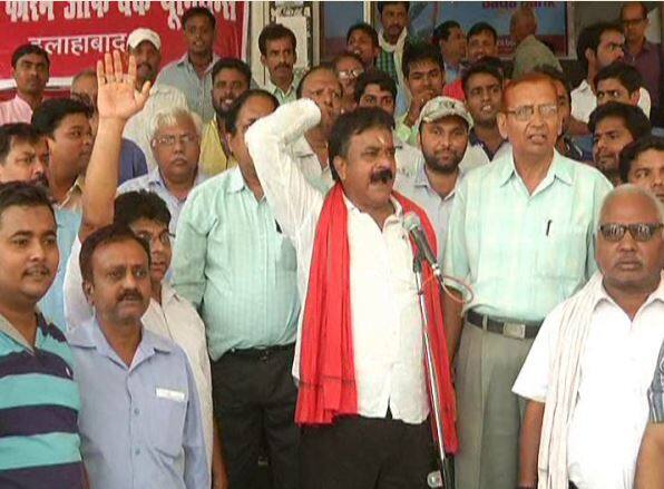 हड़ताली कर्मचारियों का कहना है कि अगर सरकार ने वेतन में कम से कम पंद्रह फीसदी की बढ़ोत्तरी नहीं की तो वह लोग बेमियादी हड़ताल पर जाने को मजबूर होंगे. 