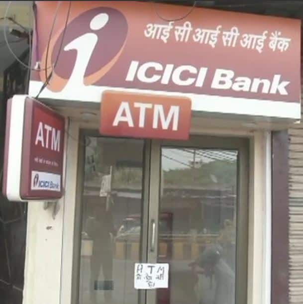 बता दें कि इंडियन बैंक एसोसिएशन ने सिर्फ दो फीसदी बढ़ोत्तरी का ही प्रस्ताव दिया गया है. जिस कारण कर्मचारी हड़ताल पर हैं.