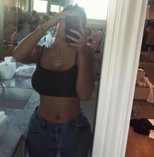 काइली जेनर ने सेल्फी लेते हुए शेयर की BOLD तस्वीरें