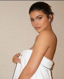 काइली जेनर ने सेल्फी लेते हुए शेयर की BOLD तस्वीरें