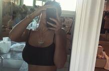 काइली जेनर ने सेल्फी लेते हुए शेयर की BOLD तस्वीरें