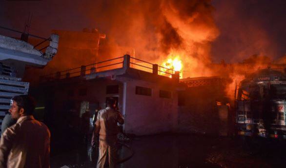  पूरी रात दमकल विभाग के अधिकारी और प्रशासन आग बुझाने में जुटे रहे तब जाकर आग पर काबू पाया जा सका. (तस्वीर: पीटीआई)