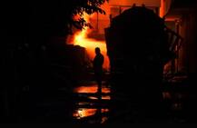 In Pics: देखते ही देखते दिल्ली की रबर फैक्ट्री में लगी भीषण आग, जानें कैसे