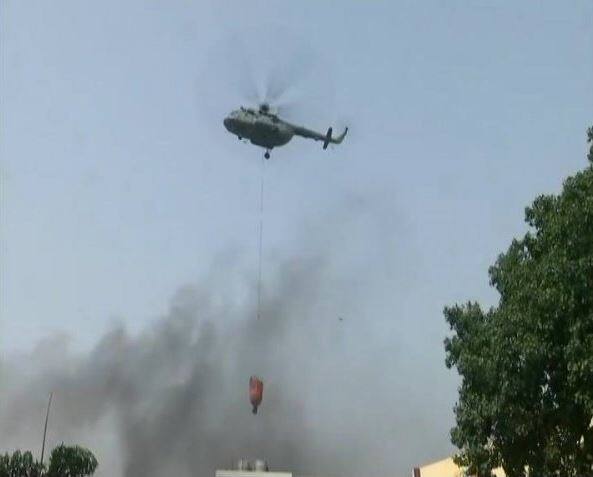 जिसके बाद आनन फानन में वायुसेना के हेलीकॉप्टर को आग बुझाने पर लगाया गया. (तस्वीर: एफपी)
