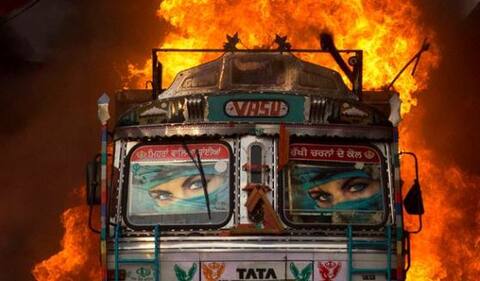 In Pics: देखते ही देखते दिल्ली की रबर फैक्ट्री में लगी भीषण आग, जानें कैसे In Pics: देखते ही देखते दिल्ली की रबर फैक्ट्री में लगी भीषण आग, जानें कैसे