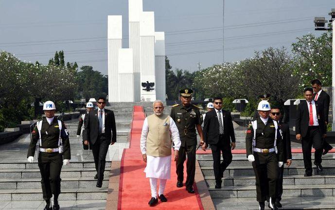 प्रधानमंत्री नरेंद्र मोदी अभी हिन्द महासागर क्षेत्र के तीन अहम पड़ोसियों- इंडोनेशिया, मलेशिया और सिंगापुर की यात्रा पर हैं. इंडोनेशिया की ये उनकी पहली यात्रा है.   पीएम मोदी मलेशिया दूसरी बार और सिंगापुर तीसरी बार जा रहे हैं. इससे पहले वो नवंबर 2015 में मलेशिया जा चुके हैं. जबकि सिंगापुर वो इससे पहले दो बार,   मार्च 2015 और नवंबर 2015 में जा चुके हैं.फोटोः एएफपी