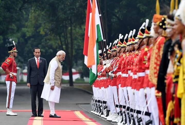 बैठक से पहले मोदी का मर्डेका पैलेस में भव्य स्वागत किया गया. मर्डेका पैलेस इंडोनेशिया में राष्ट्रपति के निवास स्थानों में से एक है. फोटोः एएफपी