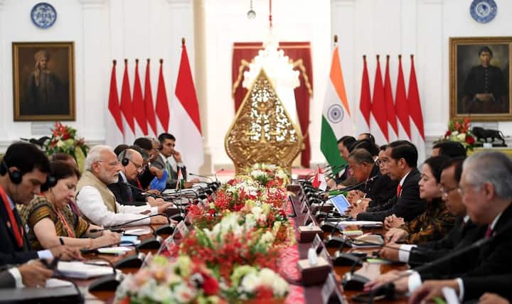 उन्होंने भारत-इंडोनेशिया के बीच द्विपक्षीय स्तर की बैठक के बाद संयुक्त प्रेस कांफ्रेंस में कहा कि इंडोनेशिया में हुए आतंकी हमले में निर्दोष नागरिकों के मारे जाने   का हमें गहरा दुख है. भारत इस प्रकार के हमलों की कड़ी निंदा करता है और इस मुश्किल घड़ी में भारत इंडोनेशिया के साथ मजबूती के साथ खड़ा है.फोटोः एएफपी