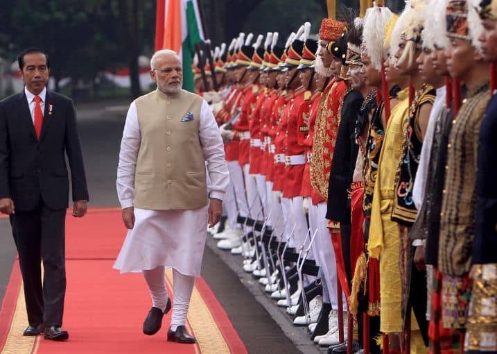 इंडोनेशिया के राष्ट्रपति जोको विदोदो और प्रधानमंत्री नरेंद्र मोदी ने जकार्ता के लयांग-लयांगम्यूजियम और अहमदाबाद के काइट म्यूजियम द्वारा आयोजित पतंग   महोत्सव का संयुक्त रूप से उद्घाटन किया. इस दौरान उन्होंने पतंग भी उड़ाए.फोटोः एएफपी