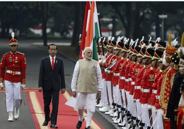 प्रधानमंत्री नरेंद्र मोदी ने आज इंडोनेशिया के राष्ट्रपति जोको विदोदो से जकार्ता स्थित मर्डेका पैलेस में मुलाकात की.फोटोः एएफपी