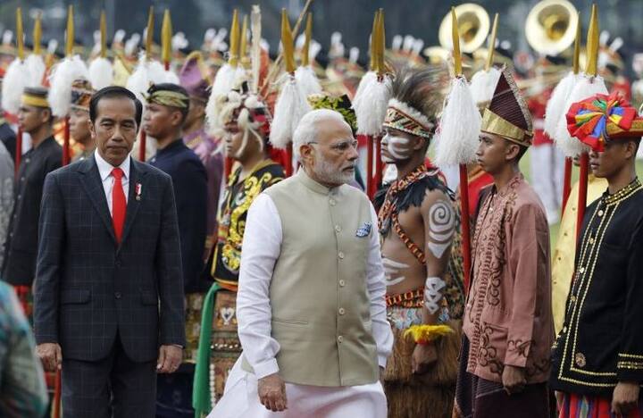 पीएम मोदी ने आज जकार्ता में कालीबाता हीरोज कब्रिस्तान में शहीदों को पुष्पांजलि अर्पित की. फोटोः एएफपी