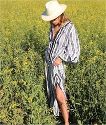 Photos: सरसों के खेत में ये क्या कर रही हैं हॉलीवुड एक्ट्रेस टोरी ब्रंच