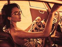 कभी बाइक पर हॉटपैंट तो कभी टॉपलेस तस्वीरों में जलवे बिखेर रही है ये हसीना