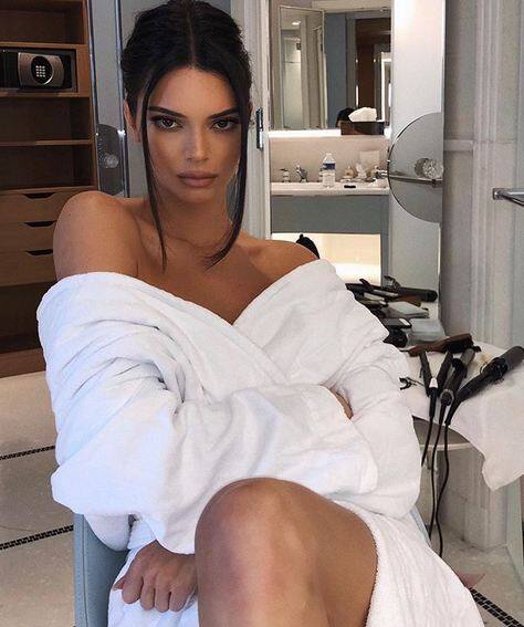 आपको बता दें, कांस में इस बार केंडल का ब्रालेस लुक खूब चर्चा में रहा. फोटोः इंस्टाग्राम