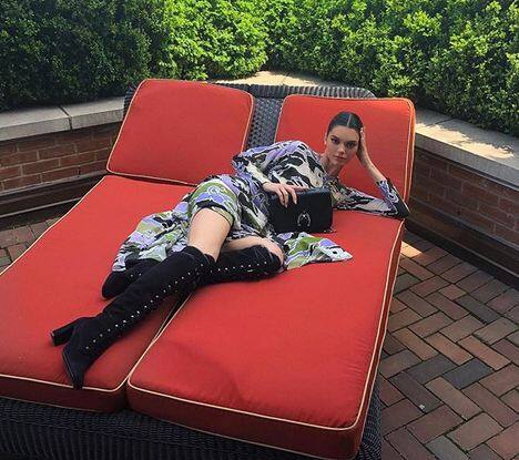 इस फोटोशूट में केंडल बाइक पर बैठी काफी हॉट लग रही हैं. फोटोः इंस्टाग्राम