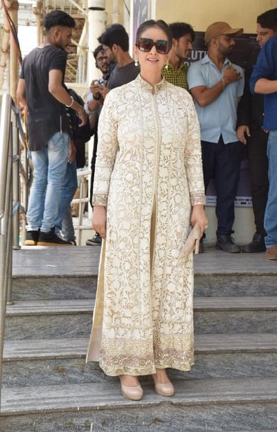 वहीं मनीषा की बात करें तो इस दौरान वो सफेद बेस के ऊपर गोल्डन एंब्रोइडरी वाली इस ड्रेस में काफी खूबसूपरत नजर आ रही थी. (तस्वीर: मानव मंगलानी) 