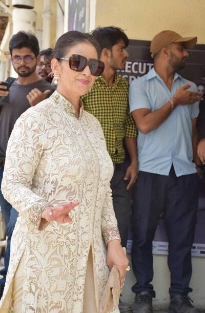 फैंस का अभिवादन करती मनीषा कोइराला. (तस्वीर: मानव मंगलानी) 