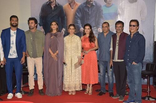 संजय दत्त की आने वाली बायोपिक फिल्म 'संजू' का आज ही ट्रेलर लॉन्च किया गया है. इस इवेंट में फिल्म के डायरेक्टर और स्टार कास्ट काफी मस्ती करते नजर आए. ऐसे में एक चेहरे की काफी समय बाद पब्लिक अपीयरेंस दर्ज की गई जो अभिनेत्री मनीषा कोइराला का है. आगे की स्लाइड्स में देखिए मनीषा की इस इवेंट से सामने आईं कुछ खूबसूरत तस्वीरें. (तस्वीर: मानव मंगलानी) 