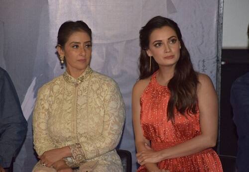 ट्रेलर लॉन्चिंग के दौरान दिया मिर्जा के साथ मनीषा. दिया मिर्जा के रोल की बात करें तो वो इस फिल्म में संजय दत्त की पत्नी मान्यता दत्त का किरदार निभाती नजर आने वाली हैं. (तस्वीर: मानव मंगलानी) 