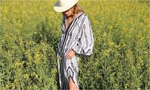 Photos: सरसों के खेत में ये क्या कर रही हैं हॉलीवुड एक्ट्रेस टोरी ब्रंच