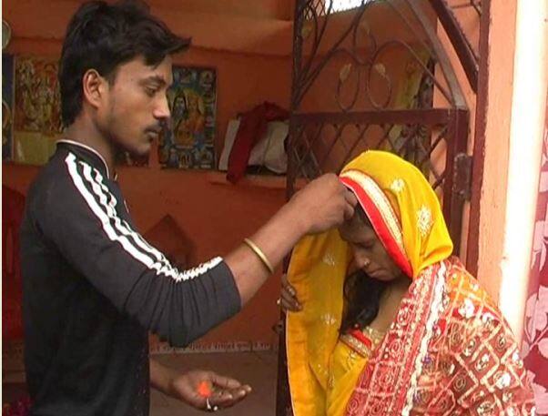 गोलू ने बताया कि मेरी शादी 19 फरवरी को सम्मेलन से हुई थी. मेरी पत्नी मुझसे कहती थी तुम जाकर सो जाओ और खुद पूरी-पूरी रात मोबाइल पर बात करती थी. वह कहती थी अगर मुझे रवि नहीं मिला तो मै मर जाउंगी.