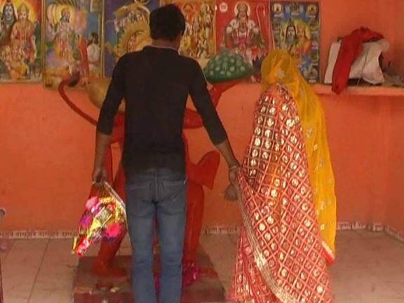 वो चोरी से अपने प्रेमी से मोबाइल पर बात किया करती थी. बात करते हुए कई बार पति ने उसे पकड़ा भी था,तब जाकर पत्नी के प्रेम संबंध का खुलासा हुआ.