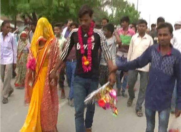 कानपुर: कानपुर में एक हैरान कर देने वाला मामला सामने आया जहां एक पति ने पत्नी की उसके प्रेमी से शादी कराकर मिशाल पेश की है. महिला के पति और ससुराल पक्ष के लोग ना सिर्फ बहु की शादी में बाराती बने और बैंड बाजे की धुन पर जमकर डांस भी किया. इसके साथ ही पूरे रीती-रिवाज के साथ पति ने पत्नी की उसके प्रेमी के साथ विदाई भी की.