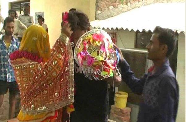 वहीं रवि का कहना है कि हम दोनों एक दुसरे को बहुत प्यार करते थे, हमारा तीन साल पुराना रिश्ता है. हमारी दोस्ती एक मिसकॉल से हुई थी और आज हमारा प्यार मुकाम पर पंहुचा है. शांति की शादी जबरन सम्मलेन में कराई गई थी ,लेकिन मुझे यकीन था की हम एक दिन कामयाब होंगे.