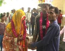 पति ने पत्नी की प्रेमी से कराई शादी ,बैंड बाजे के साथ पूरा गांव बना बाराती