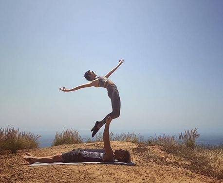 निक्की के इन पोज को देखकर लगता है कि वे रोजाना कपल योग की प्रैक्टिस करती हैं. आमतौर पर ऐसे योग पोज करना बहुत मुश्किल है. फोटोः इंस्टाग्राम